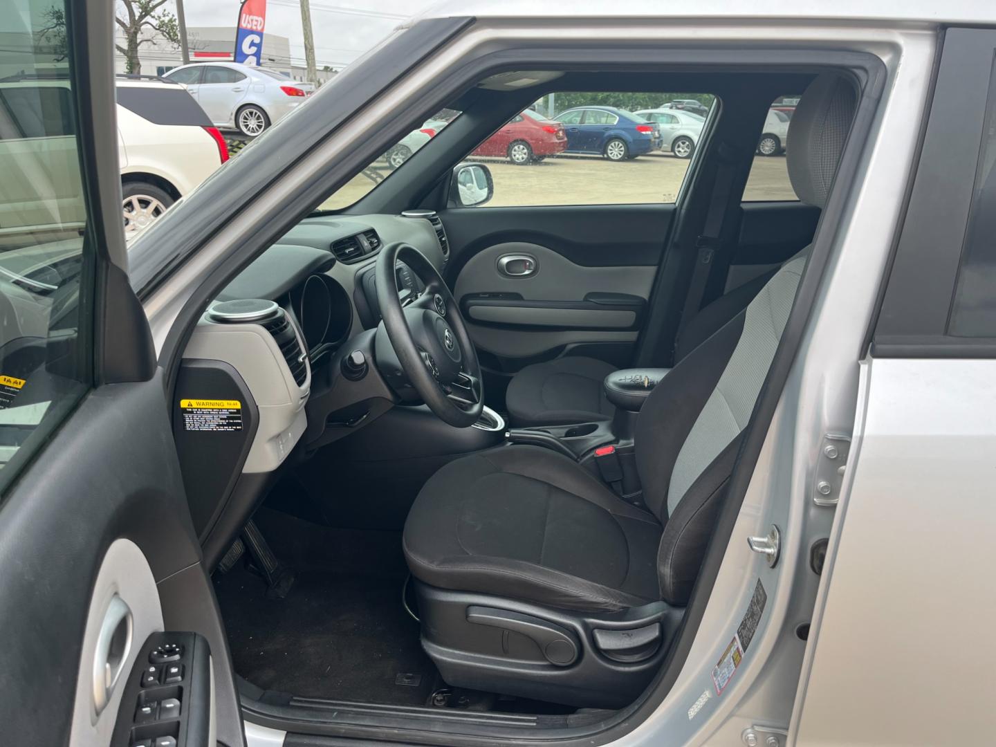 2016 SILVER /black Kia Soul Base 6A (KNDJN2A28G7) with an 1.6L L4 DOHC 16V engine, 6A transmission, located at 14700 Tomball Parkway 249, Houston, TX, 77086, (281) 444-2200, 29.928619, -95.504074 - Photo#8